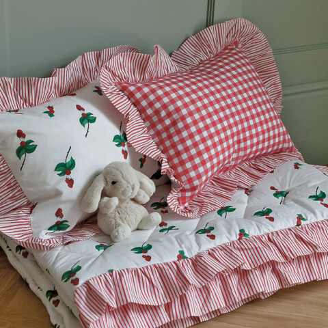 The Raspberry Orchard – Ruffled Quilt and Pillow Set (Insert Included)